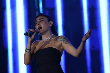 12-08-2025 İstanbul Türkiye: Melek Mosso Sahnede Canlı Gösteriyor