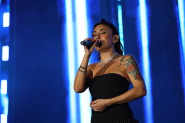 12-08-2025 İstanbul Türkiye: Melek Mosso Sahnede Canlı Gösteriyor