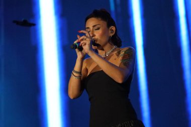 12-08-2025 İstanbul Türkiye: Melek Mosso Sahnede Canlı Gösteriyor