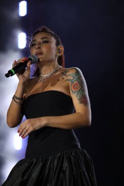 12-08-2025 İstanbul Türkiye: Melek Mosso Sahnede Canlı Gösteriyor