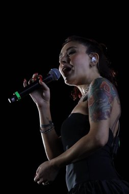 12-08-2025 İstanbul Türkiye: Melek Mosso Sahnede Canlı Gösteriyor