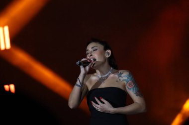 12-08-2025 İstanbul Türkiye: Melek Mosso Sahnede Canlı Gösteriyor