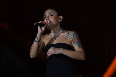 12-08-2025 İstanbul Türkiye: Melek Mosso Sahnede Canlı Gösteriyor