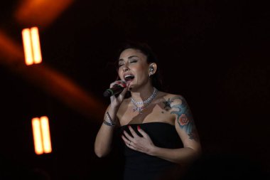 12-08-2025 İstanbul Türkiye: Melek Mosso Sahnede Canlı Gösteriyor