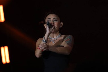 12-08-2025 İstanbul Türkiye: Melek Mosso Sahnede Canlı Gösteriyor