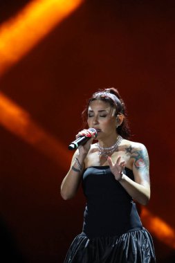 12-08-2025 İstanbul Türkiye: Melek Mosso Sahnede Canlı Gösteriyor