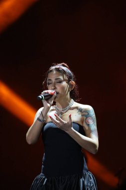 12-08-2025 İstanbul Türkiye: Melek Mosso Sahnede Canlı Gösteriyor