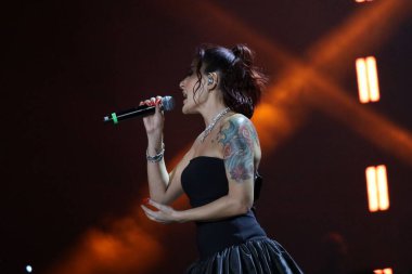 12-08-2025 İstanbul Türkiye: Melek Mosso Sahnede Canlı Gösteriyor