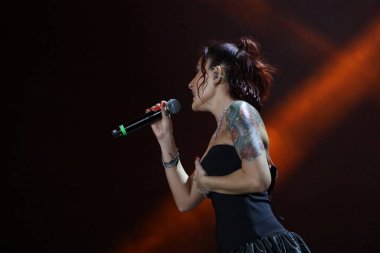 12-08-2025 İstanbul Türkiye: Melek Mosso Sahnede Canlı Gösteriyor