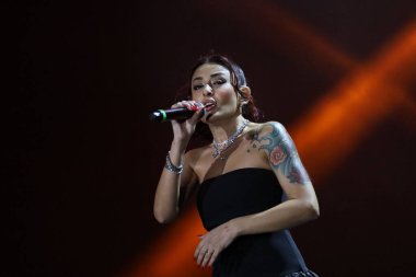 12-08-2025 İstanbul Türkiye: Melek Mosso Sahnede Canlı Gösteriyor