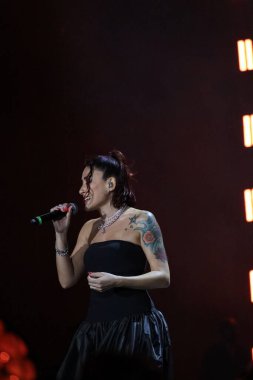 12-08-2025 İstanbul Türkiye: Melek Mosso Sahnede Canlı Gösteriyor