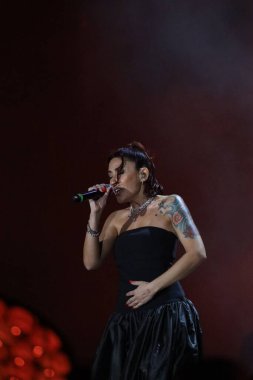 12-08-2025 İstanbul Türkiye: Melek Mosso Sahnede Canlı Gösteriyor