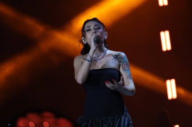 12-08-2025 İstanbul Türkiye: Melek Mosso Sahnede Canlı Gösteriyor