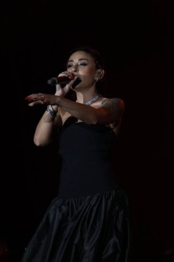 12-08-2025 İstanbul Türkiye: Melek Mosso Sahnede Canlı Gösteriyor