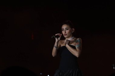 12-08-2025 İstanbul Türkiye: Melek Mosso Sahnede Canlı Gösteriyor