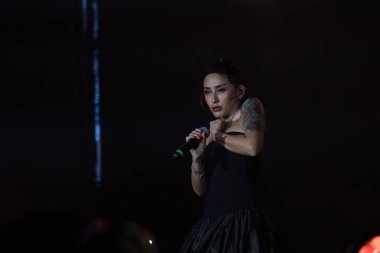 12-08-2025 İstanbul Türkiye: Melek Mosso Sahnede Canlı Gösteriyor