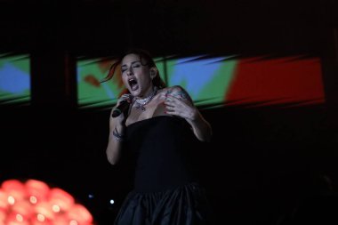 12-08-2025 İstanbul Türkiye: Melek Mosso Sahnede Canlı Gösteriyor