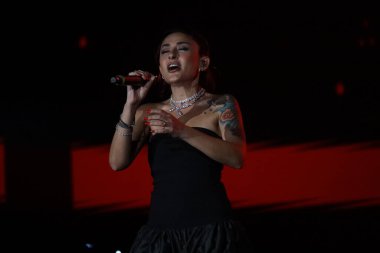 12-08-2025 İstanbul Türkiye: Melek Mosso Sahnede Canlı Gösteriyor