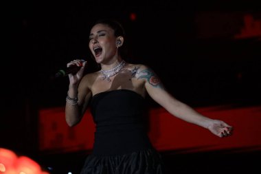 12-08-2025 İstanbul Türkiye: Melek Mosso Sahnede Canlı Gösteriyor