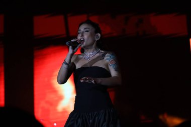 12-08-2025 İstanbul Türkiye: Melek Mosso Sahnede Canlı Gösteriyor