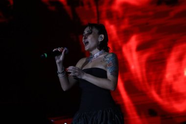 12-08-2025 İstanbul Türkiye: Melek Mosso Sahnede Canlı Gösteriyor