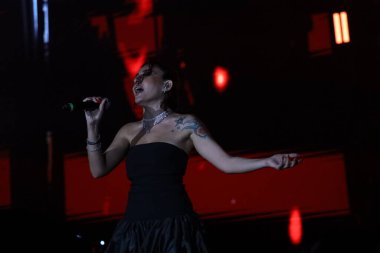 12-08-2025 İstanbul Türkiye: Melek Mosso Sahnede Canlı Gösteriyor