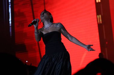 12-08-2025 İstanbul Türkiye: Melek Mosso Sahnede Canlı Gösteriyor