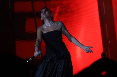 12-08-2025 İstanbul Türkiye: Melek Mosso Sahnede Canlı Gösteriyor