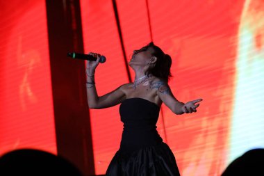 12-08-2025 İstanbul Türkiye: Melek Mosso Sahnede Canlı Gösteriyor