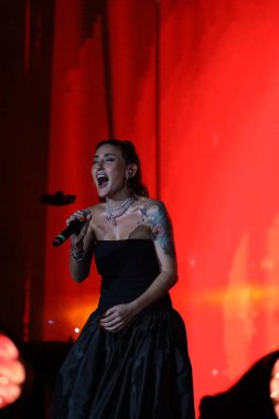 12-08-2025 İstanbul Türkiye: Melek Mosso Sahnede Canlı Gösteriyor