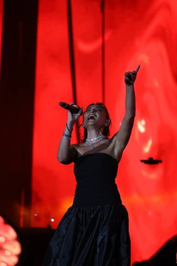 12-08-2025 İstanbul Türkiye: Melek Mosso Sahnede Canlı Gösteriyor