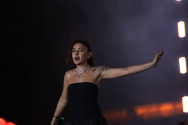 12-08-2025 İstanbul Türkiye: Melek Mosso Sahnede Canlı Gösteriyor