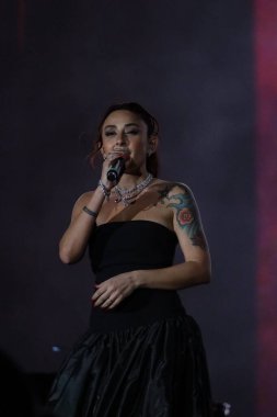 12-08-2025 İstanbul Türkiye: Melek Mosso Sahnede Canlı Gösteriyor