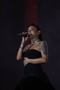 12-08-2025 İstanbul Türkiye: Melek Mosso Sahnede Canlı Gösteriyor