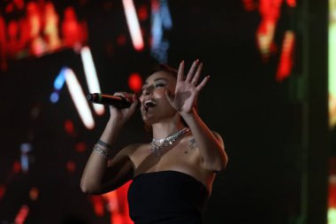 12-08-2025 İstanbul Türkiye: Melek Mosso Sahnede Canlı Gösteriyor