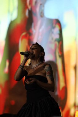 12-08-2025 İstanbul Türkiye: Melek Mosso Sahnede Canlı Gösteriyor