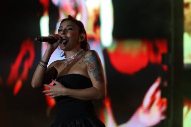 12-08-2025 İstanbul Türkiye: Melek Mosso Sahnede Canlı Gösteriyor