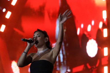 12-08-2025 İstanbul Türkiye: Melek Mosso Sahnede Canlı Gösteriyor