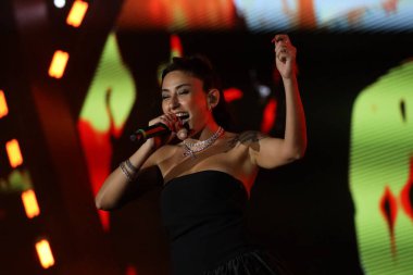 12-08-2025 İstanbul Türkiye: Melek Mosso Sahnede Canlı Gösteriyor