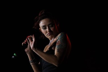 12-08-2025 İstanbul Türkiye: Melek Mosso Sahnede Canlı Gösteriyor