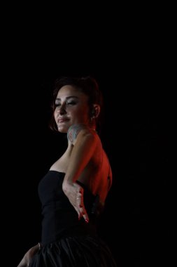 12-08-2025 İstanbul Türkiye: Melek Mosso Sahnede Canlı Gösteriyor