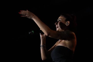 12-08-2025 İstanbul Türkiye: Melek Mosso Sahnede Canlı Gösteriyor