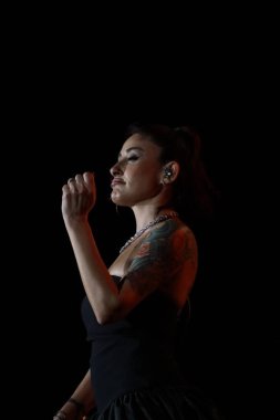 12-08-2025 İstanbul Türkiye: Melek Mosso Sahnede Canlı Gösteriyor