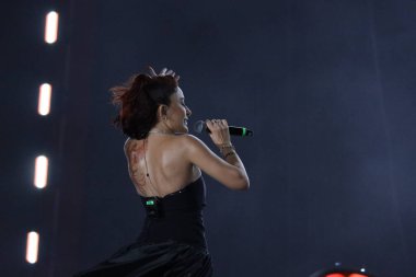 12-08-2025 İstanbul Türkiye: Melek Mosso Sahnede Canlı Gösteriyor