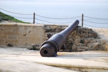 Dardanelles 'e bakan kıyı istihkamında tarihi top.