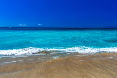 Atlantik Okyanusu 'nun yüksek dalgaları arasında bir kadın Playa del Duque Costa Adeje, Tenerife Kanaryası