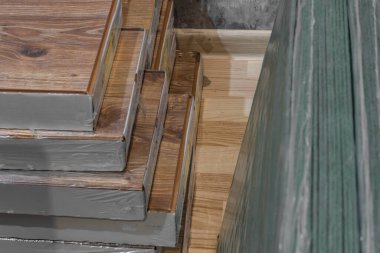 Döşeme panelleri paketlendi ve yerleştirilmeye hazır hale getirildi. Ev yenileme, inşaat malzemeleri, iç tasarım, diy projesi ve modern döşeme hazırlığı kavramı.