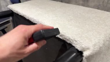 Mobilyaları döşemek, zımba yerleştirmek, mobilyaları yenilemek, kumaşla döşemek için bir zımba tutan döşemeci.