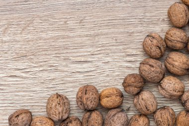 Tahtaya yerleştirilmiş sonbahar cevizleri, bir posta arabası için sonbahar arkaplanı.