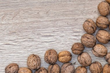 Tahtaya yerleştirilmiş sonbahar cevizleri, bir posta arabası için sonbahar arkaplanı.